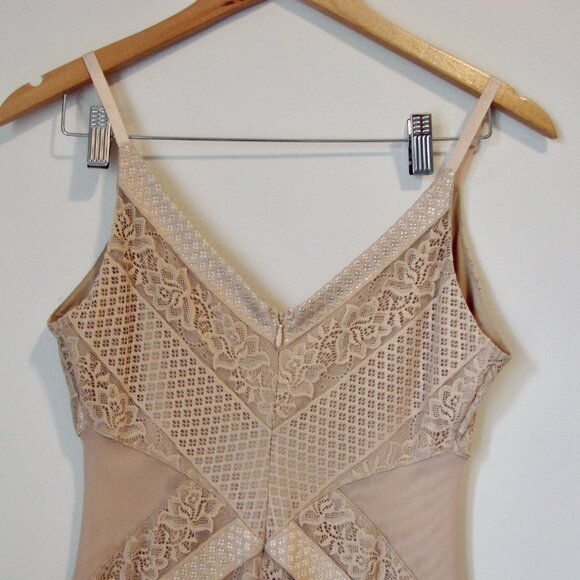 Guess Lacey Bodycon Mini Dress Nude Tan Stretch Bandage Holiday Party Size Small - Picture 11 of 13
